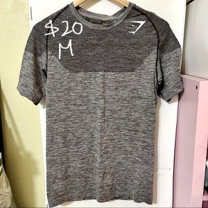 Gymshark men’s gray athletic top